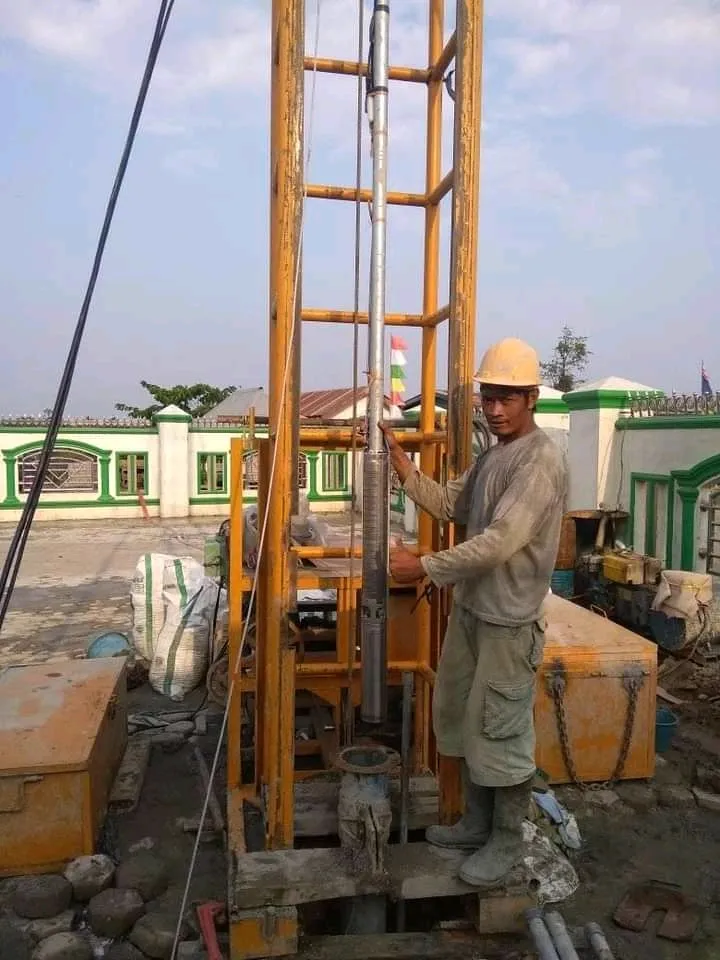 Teknisi Sabar Subur mengoperasikan mesin bor sumur di Bandung