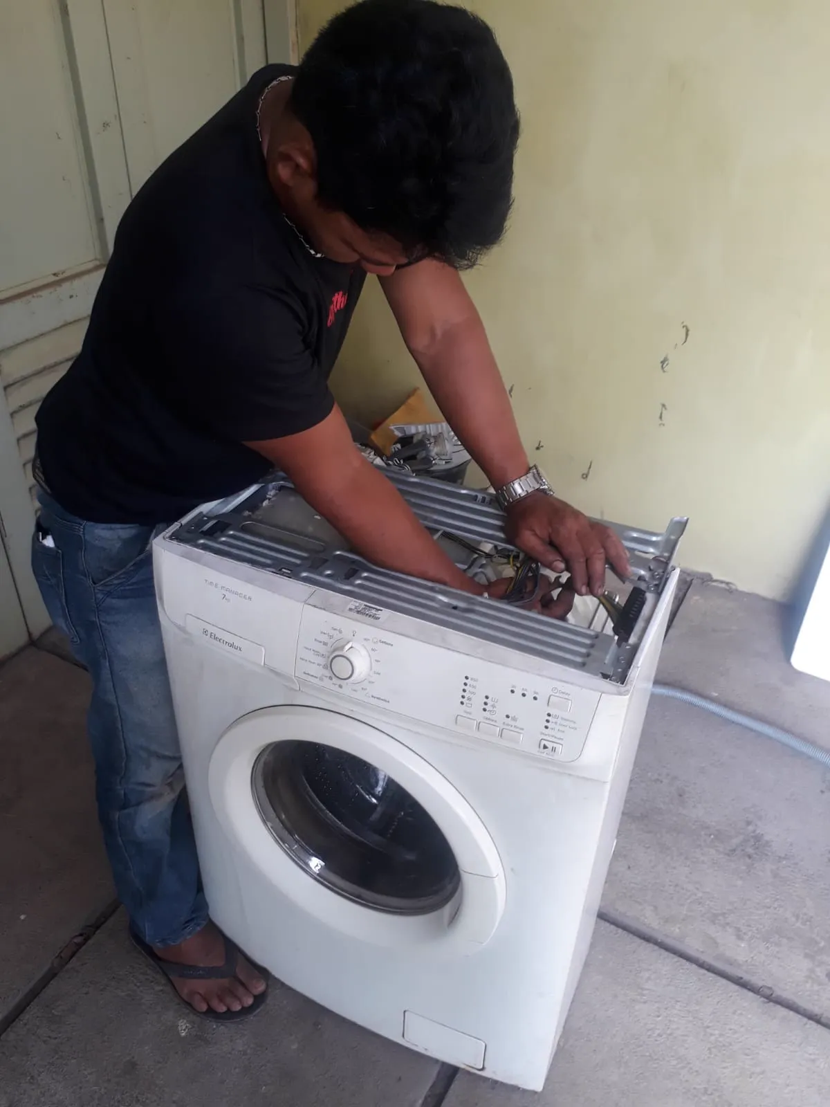 Teknisi memperbaiki mesin cuci Electrolux di Bandung