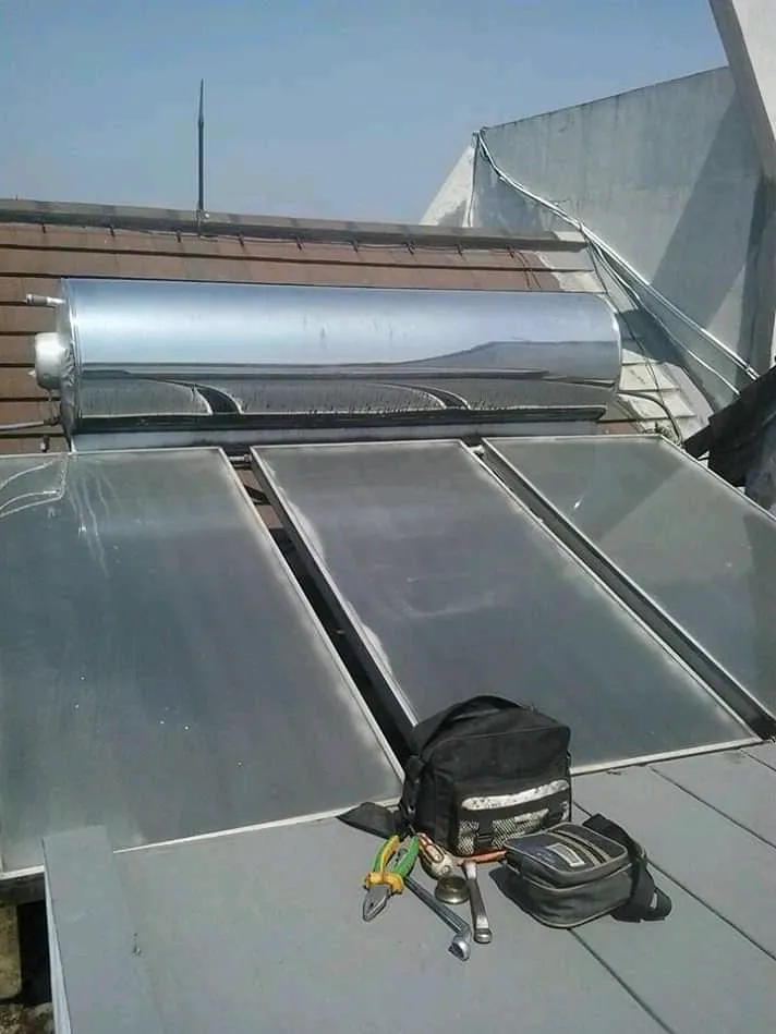 Instalasi solar water heater di atap rumah Bandung